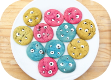 http://www.ablackbirdsepiphany.co.uk/2014/09/halloween-monster-eye-cookies-candy-eye.html