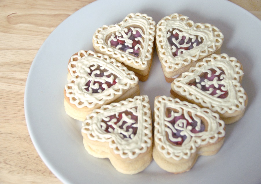 http://www.ablackbirdsepiphany.co.uk/2014/02/valentine-locket-cookies.html