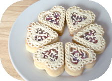 http://www.ablackbirdsepiphany.co.uk/2014/02/valentine-locket-cookies.html