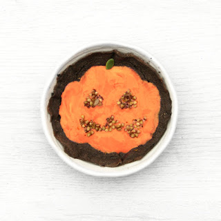 http://www.ablackbirdsepiphany.co.uk/2017/10/halloween-jack-o-lantern-canvas-cake.html
