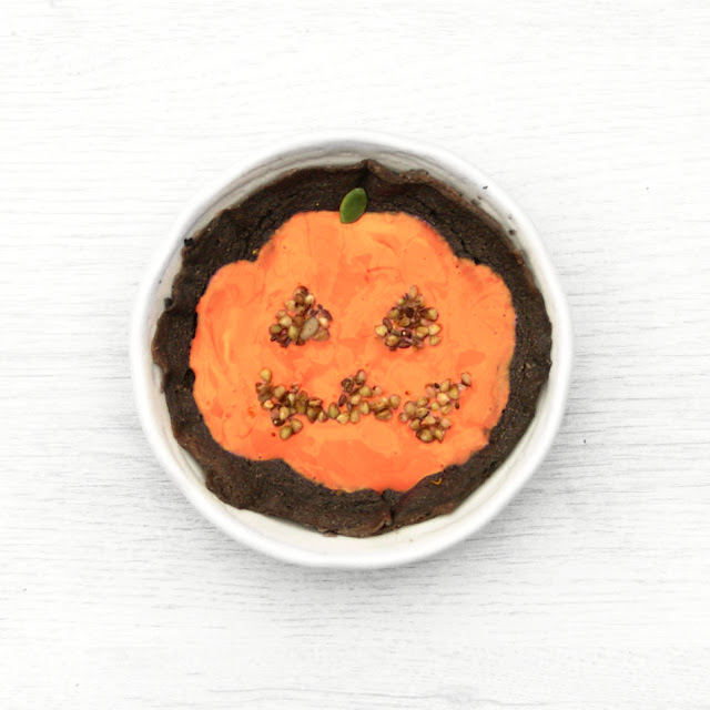 http://www.ablackbirdsepiphany.co.uk/2017/10/halloween-jack-o-lantern-canvas-cake.html